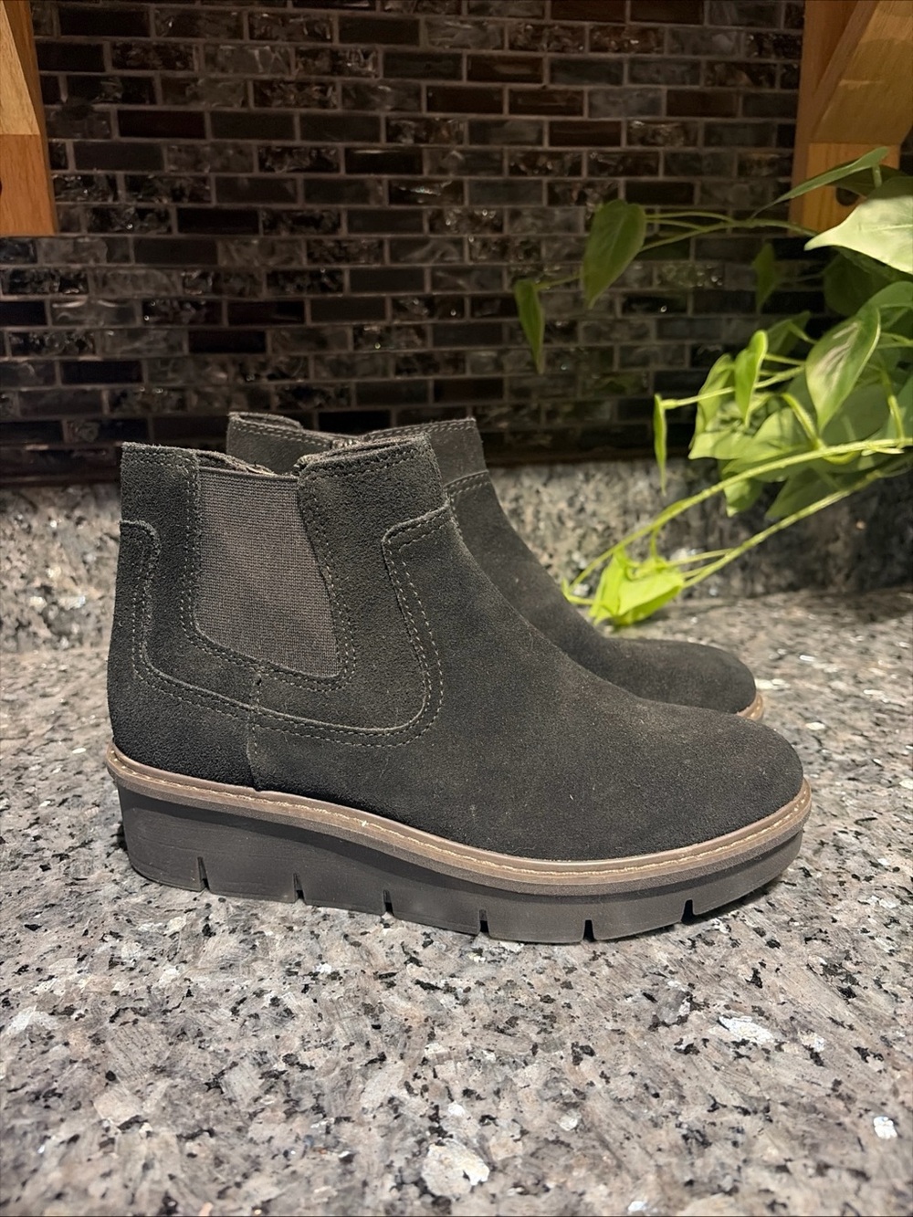 Clarks Womens Size 6.5  Airabell Style Ankle Zip Platform Black Suede Boots